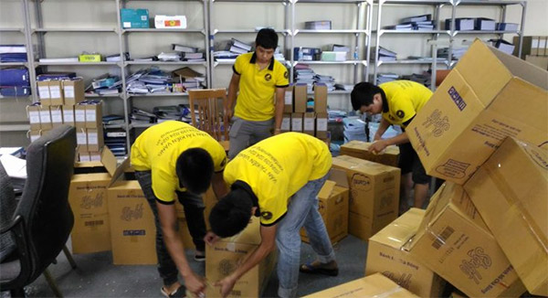 Nhân viên công ty Kiến Vàng đóng gói đồ đạc trước khi vận chuyển