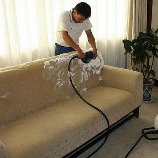 Chà bột giặt lên toàn bộ bề mặt ghế sofa vải
