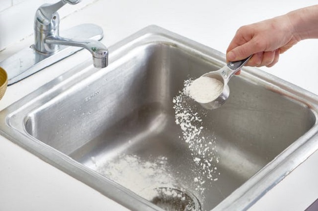 Dùng giấm trắng để vệ sinh ống thoát nước cho bồn rửa bát 