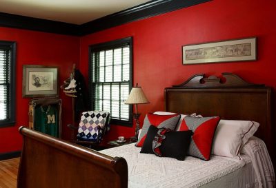 Một căn phòng ngủ màu đỏ ấm ấp