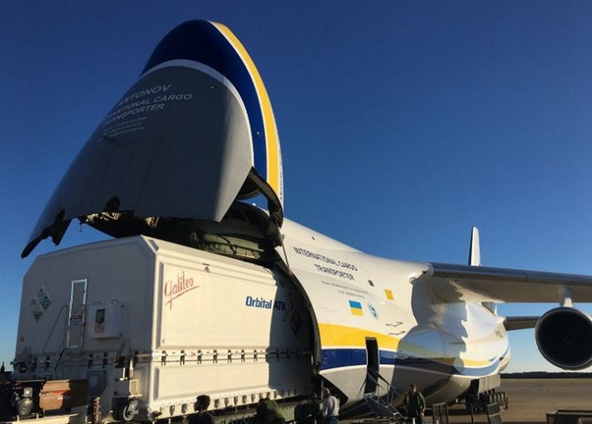 Khả năng chở hàng hóa cồng kềnh siêu ấn tượng của An-225