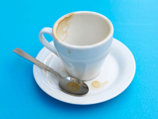 Làm sạch vết bám cà phê trên cốc