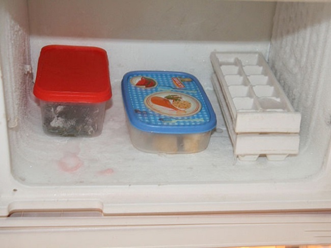 Lấy hết thực phẩm trữ trong ngăn đông ra