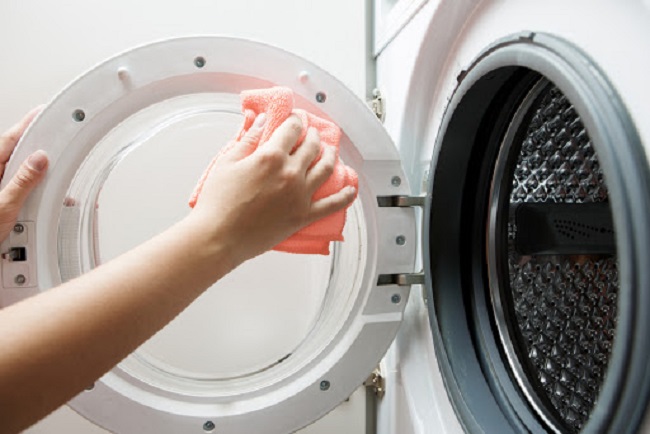 Để cửa máy giặt mở cho đến khi trong lồng máy khô hoàn toàn