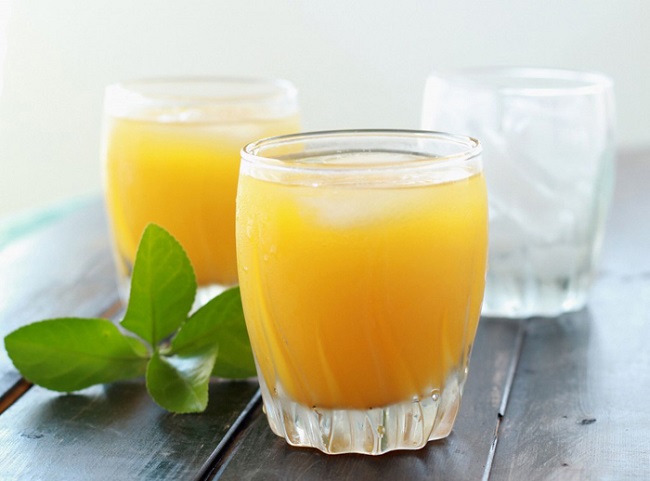Một ly nước cam cung cấp vitamin C cho cơ thể