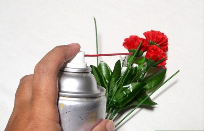 Dùng bình nén khí chuyên dụng để loại bỏ bụi trên hoa