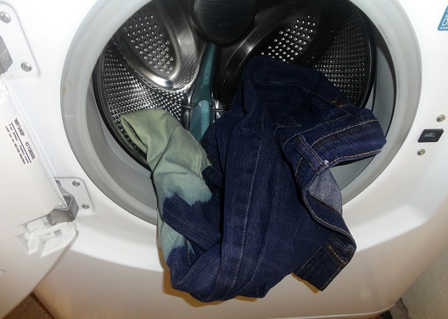 Không nên giặt nhiều quần jeans cùng một lúc