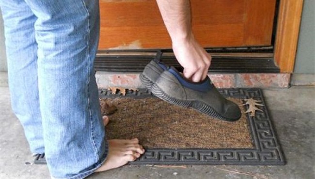 Cởi giày trước khi vào khu vực có thảm trải sàn