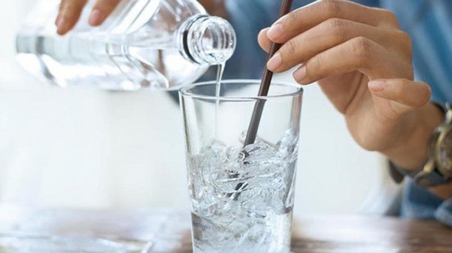 Tránh uống nước đá lạnh