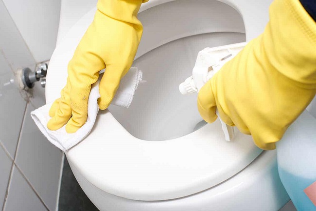 Bồn cầu là khu vực đầu tiên bạn cần làm sạch khi dọn dẹp phòng tắm.
