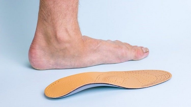 Do cấu tạo bẹt nên bàn chân bẹt sẽ gây các cơn đau đến gót chân, cổ chân