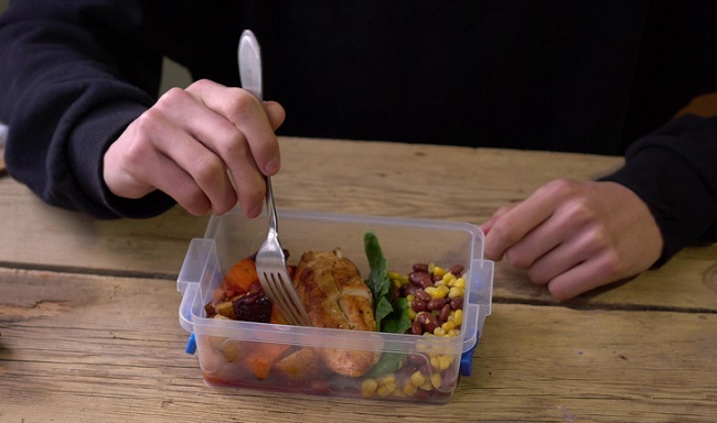Không nên sử dụng hộp nhựa đựng thức ăn và hâm nóng chúng trong lò vi sóng